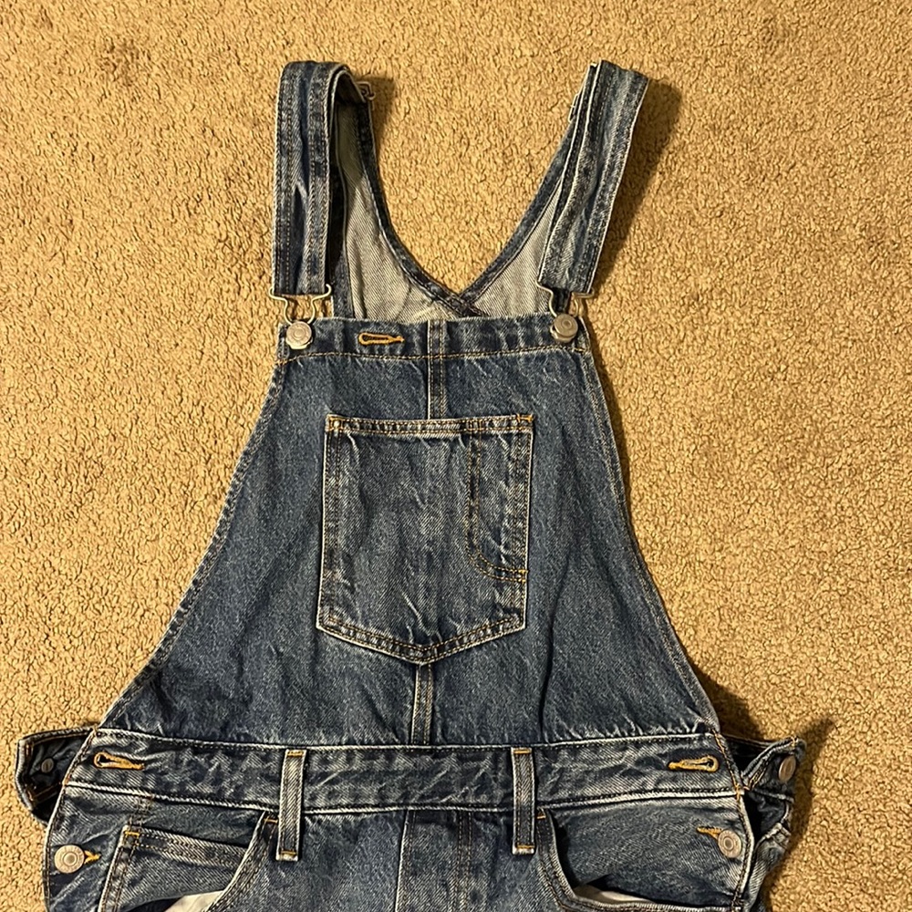 Levi’s women’s overalls. Only worn a handful of times. Great condition